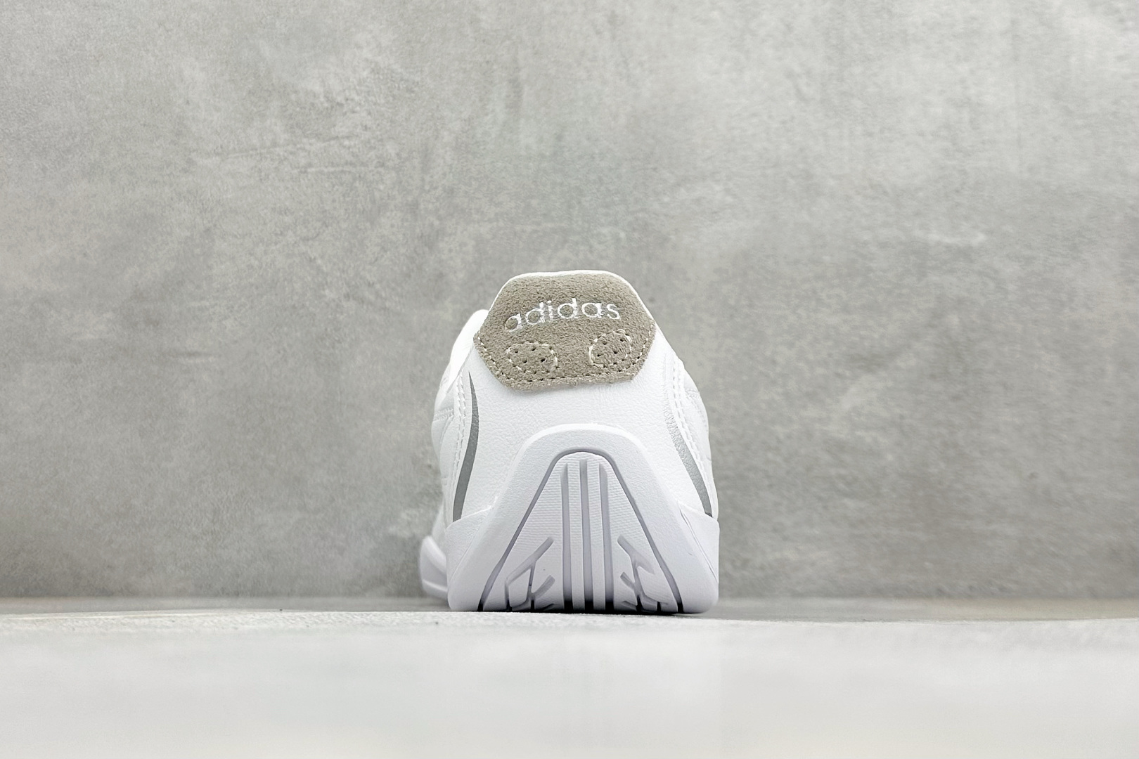 DZ版Adidas Adipista Trainers 防滑耐磨休闲鞋 货号 :HQ9161 尺码:36 36.5 37 DZ版Adidas Adipista Trainers 防滑耐磨休闲鞋 货号 :HQ9161 尺码:36 36.5 37
