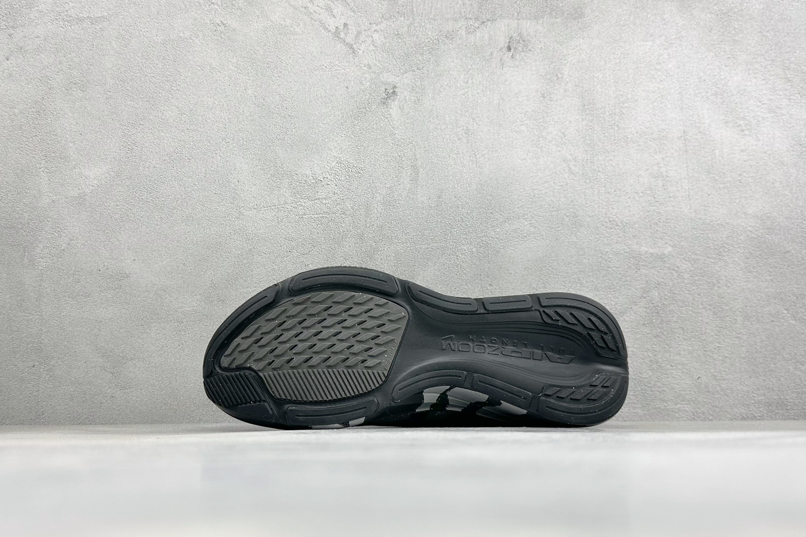Nike Air Zoom Pegasus 42 网面透气轻便耐磨跑鞋 货号：IQ3928-001 尺码：39-48.5
