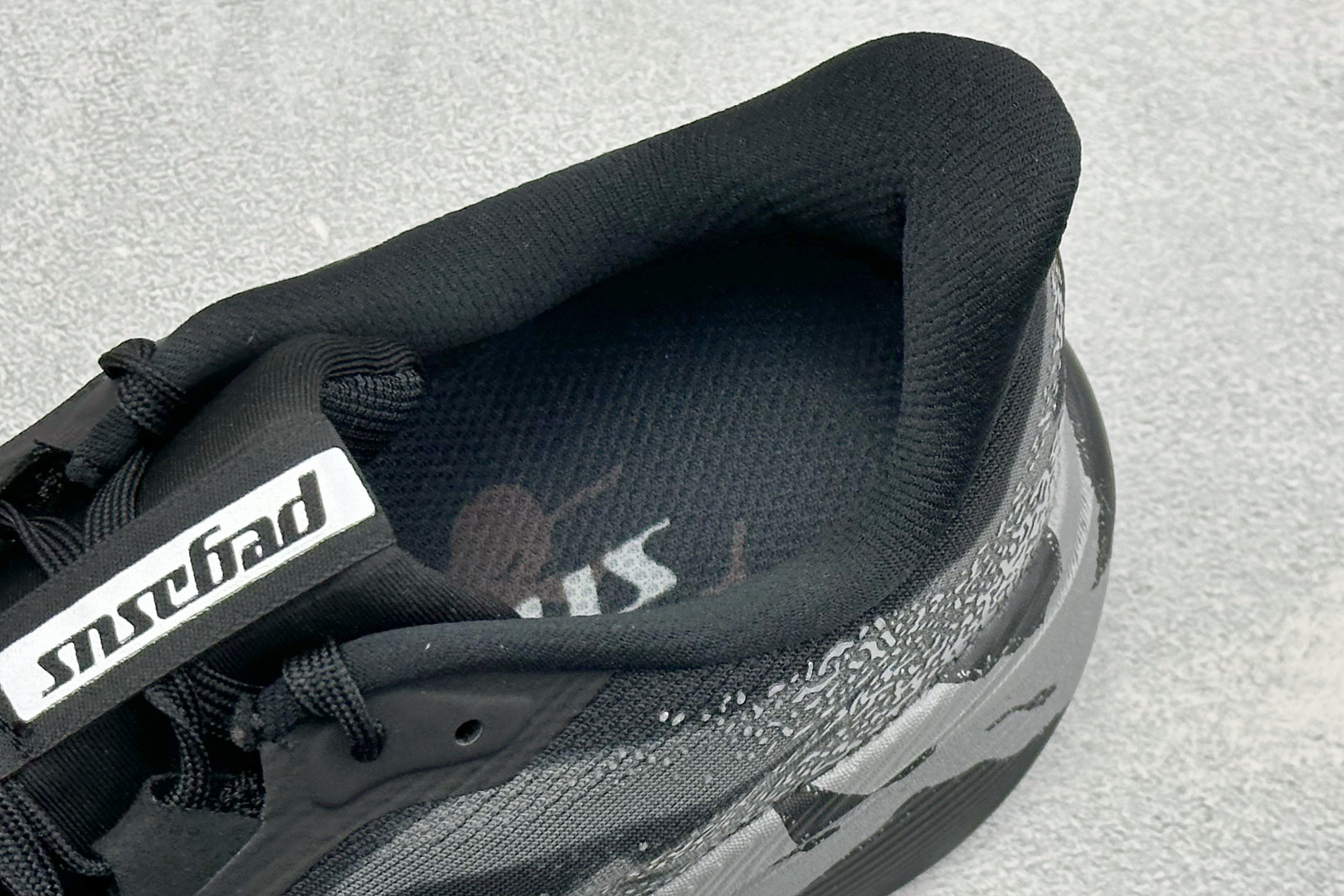 Nike Air Zoom Pegasus 42 网面透气轻便耐磨跑鞋 货号：IQ3928-001 尺码：39-48.5