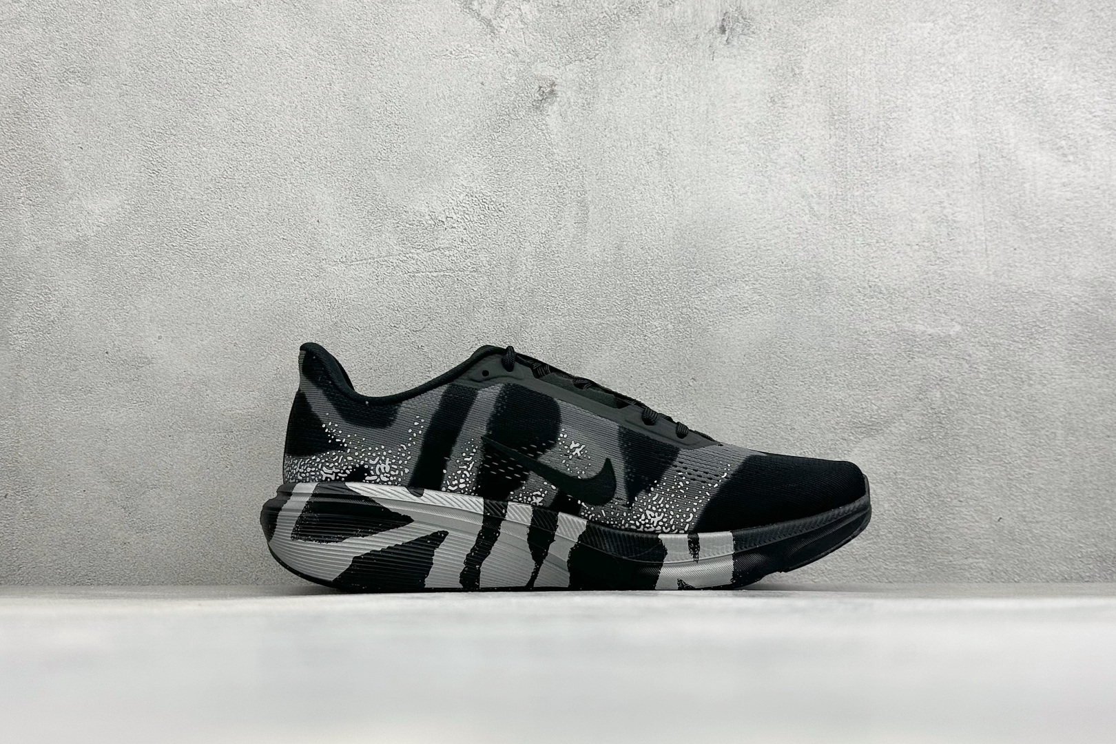 Nike Air Zoom Pegasus 42 网面透气轻便耐磨跑鞋 货号：IQ3928-001 尺码：39-48.5