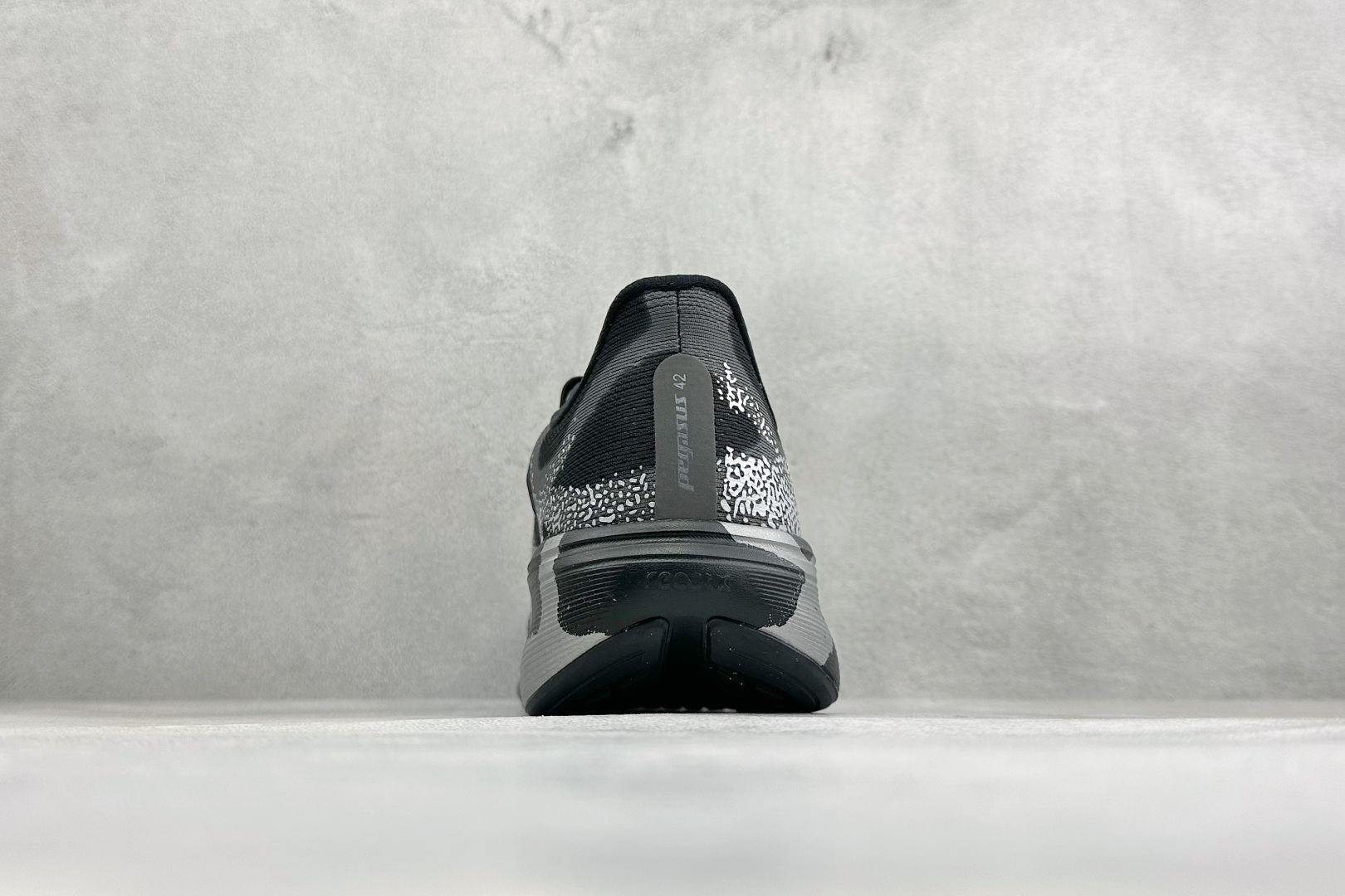 Nike Air Zoom Pegasus 42 网面透气轻便耐磨跑鞋 货号：IQ3928-001 尺码：39-48.5