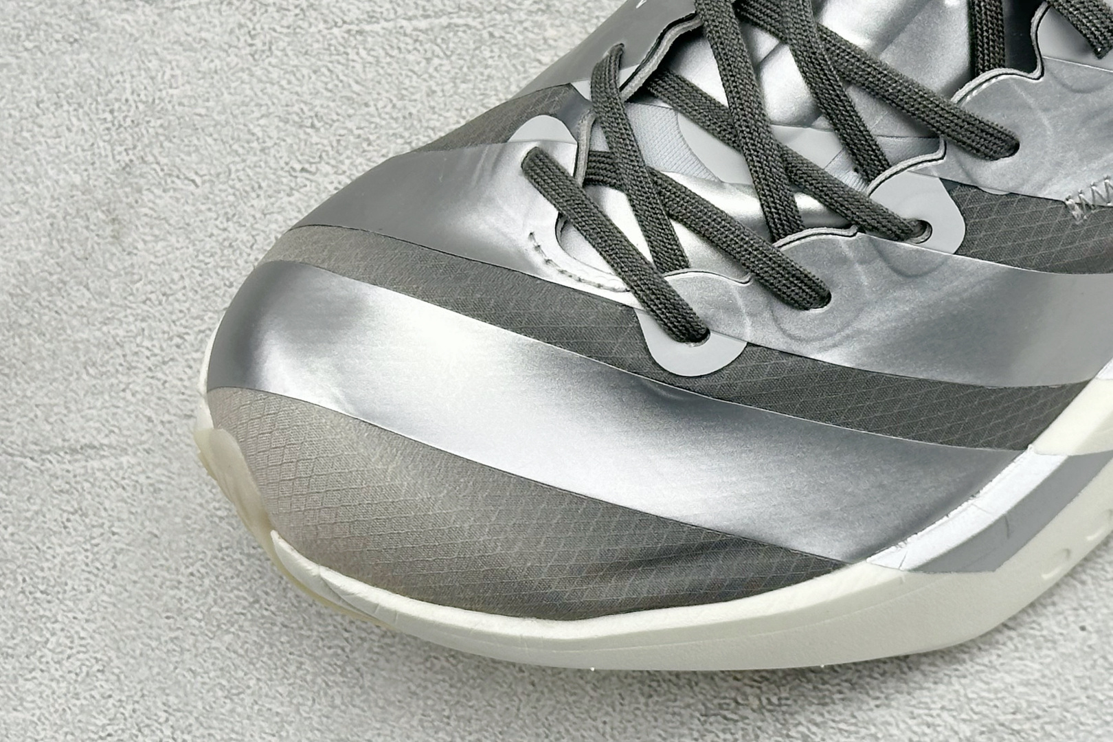Adidas Adizero Adios 4 M 阿迪透气轻盈低帮跑步鞋 货号：KZ9045 尺码：39 40 40.5