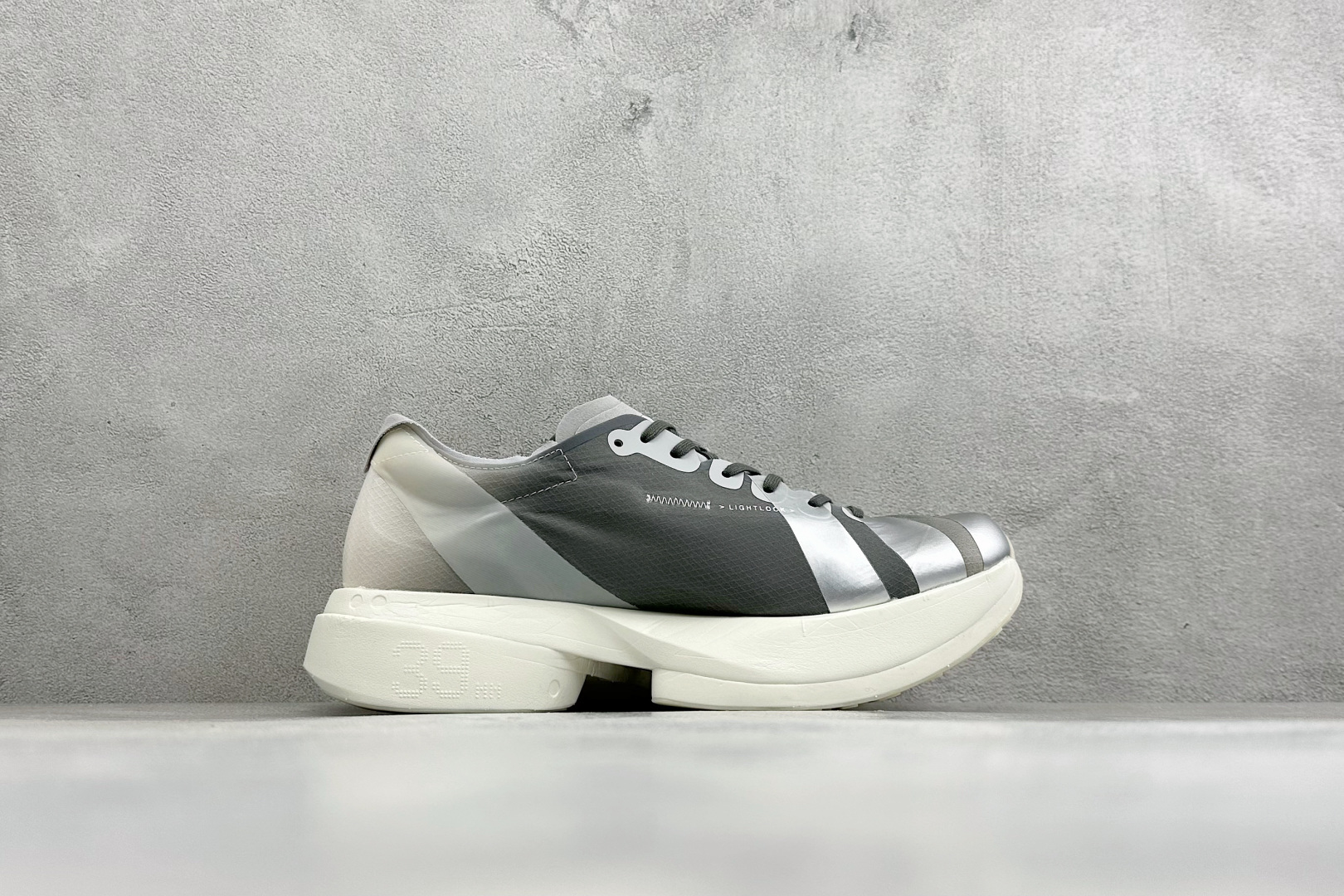 Adidas Adizero Adios 4 M 阿迪透气轻盈低帮跑步鞋 货号：KZ9045 尺码：39 40 40.5