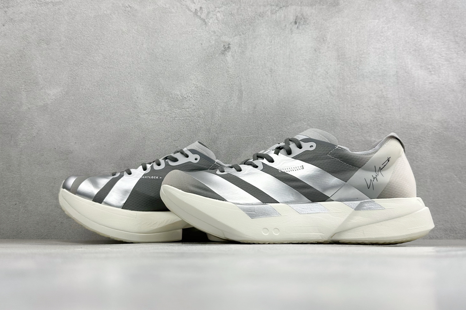 Adidas Adizero Adios 4 M 阿迪透气轻盈低帮跑步鞋 货号：KZ9045 尺码：39 40 40.5