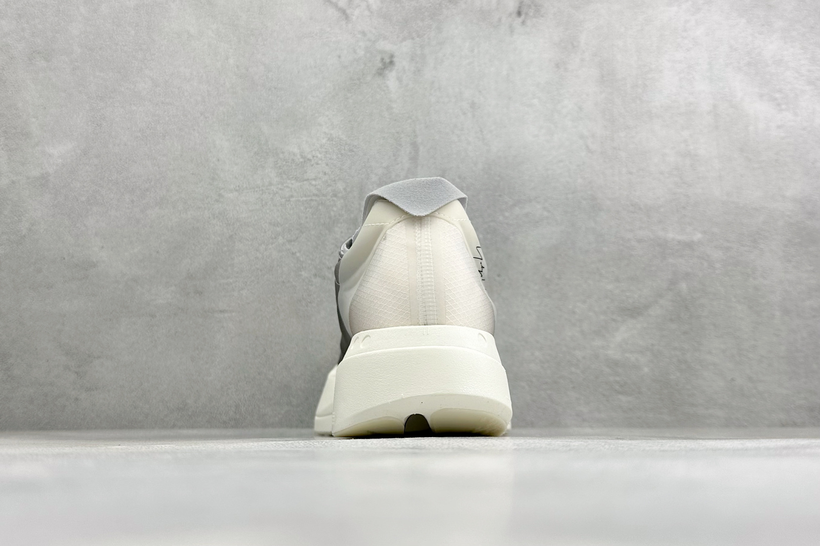 Adidas Adizero Adios 4 M 阿迪透气轻盈低帮跑步鞋 货号：KZ9045 尺码：39 40 40.5