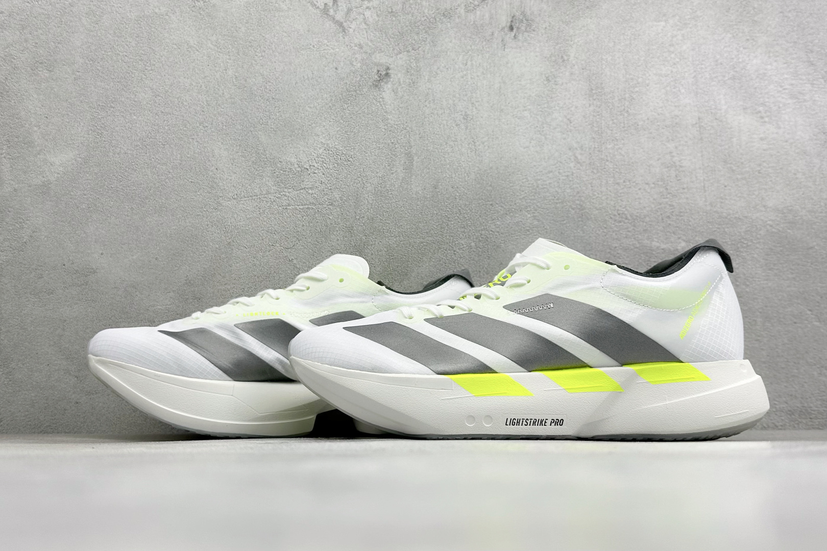 Adidas Adizero Adios 4 M 阿迪透气轻盈低帮跑步鞋 货号:KJ7036 尺码:36 36.5 37 Adidas Adizero Adios 4 M 阿迪透气轻盈低帮跑步鞋 货号:KJ7036 尺码:36 36.5 37