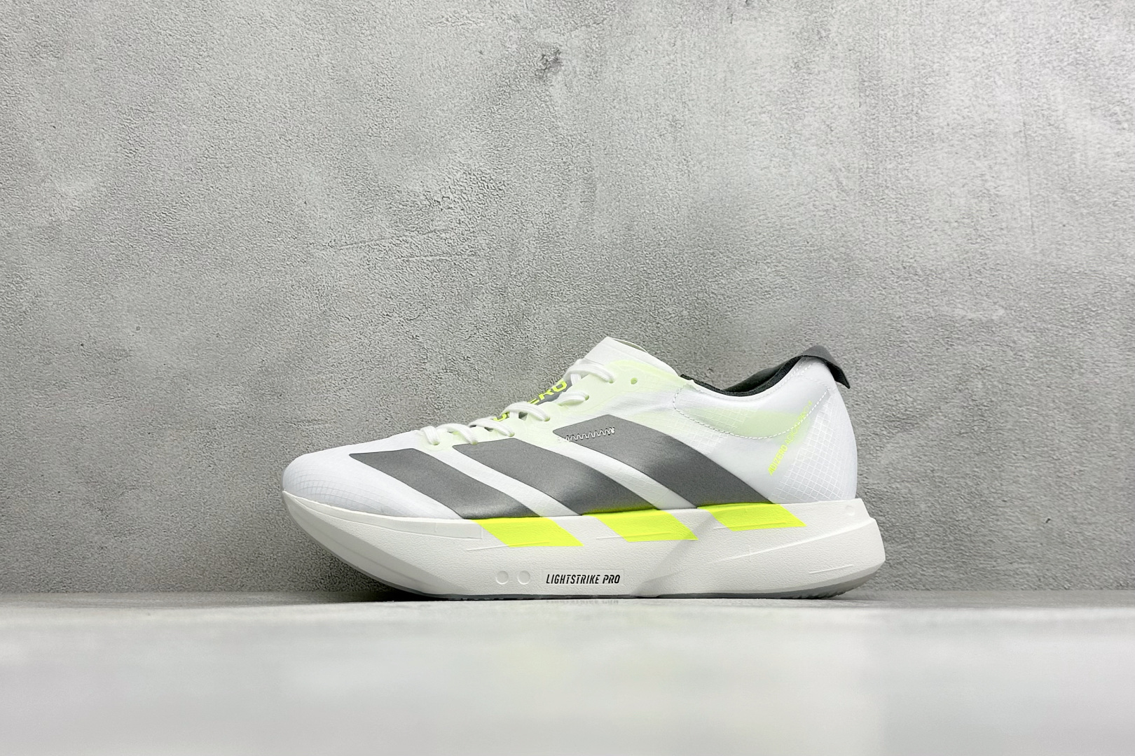 Adidas Adizero Adios 4 M 阿迪透气轻盈低帮跑步鞋 货号:KJ7036 尺码:36 36.5 37 Adidas Adizero Adios 4 M 阿迪透气轻盈低帮跑步鞋 货号:KJ7036 尺码:36 36.5 37