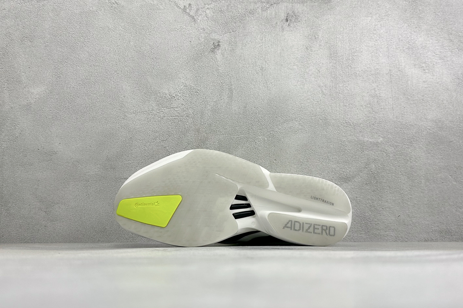 Adidas Adizero Adios 4 M 阿迪透气轻盈低帮跑步鞋 货号:KJ7036 尺码:36 36.5 37 Adidas Adizero Adios 4 M 阿迪透气轻盈低帮跑步鞋 货号:KJ7036 尺码:36 36.5 37