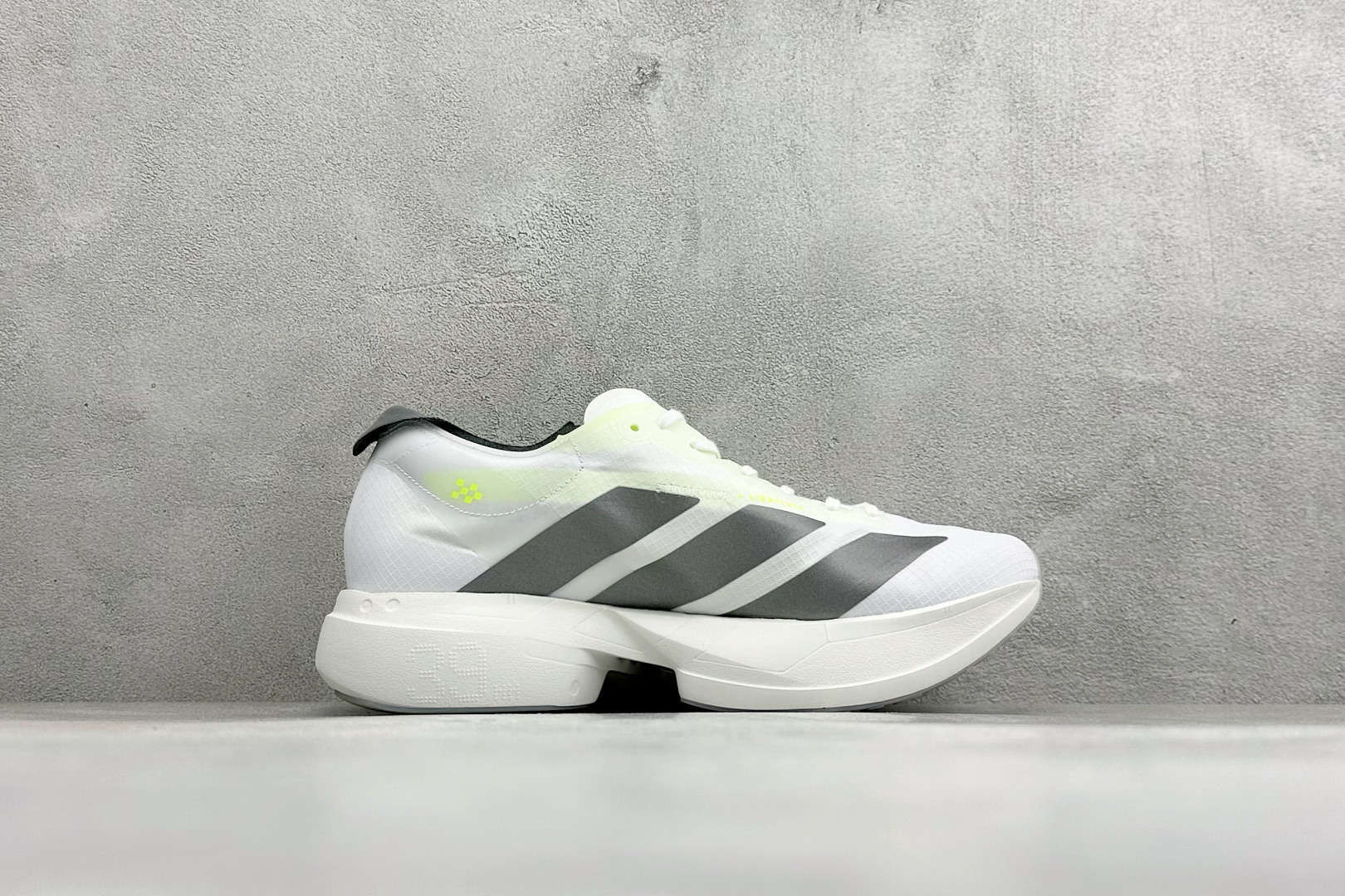 Adidas Adizero Adios 4 M 阿迪透气轻盈低帮跑步鞋 货号:KJ7036 尺码:36 36.5 37 Adidas Adizero Adios 4 M 阿迪透气轻盈低帮跑步鞋 货号:KJ7036 尺码:36 36.5 37