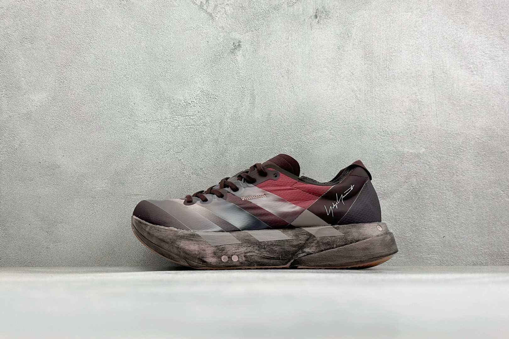 Ad Adizero Adios Pro4 竞训跑步鞋  搭配ENERGYRODS 2.0真碳柱，每一步都动力满满 鞋面
