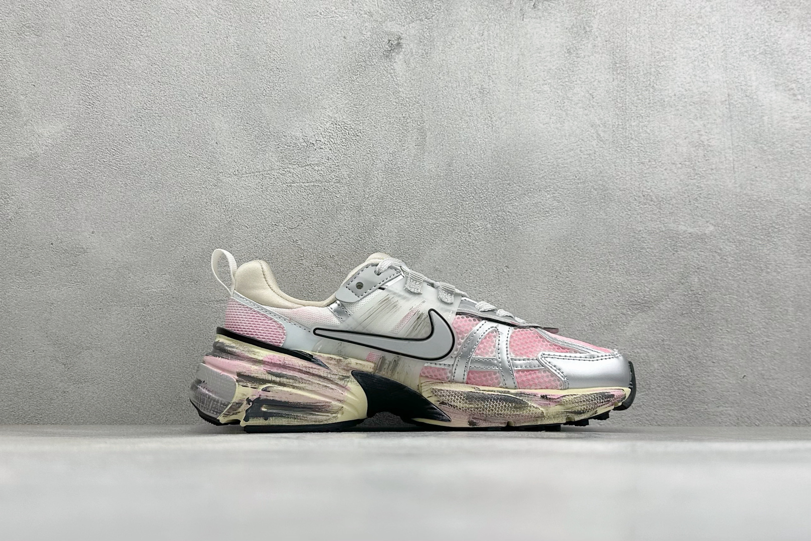 Nike V2 RNR 复古做旧 解构绑带 舒适百搭防滑耐磨 低帮跑步鞋 舒适有型适合日常穿着 该鞋款延续千禧年经典设计 Nike V2 RNR 复古做旧 解构绑带 舒适百搭防滑耐磨 低帮跑步鞋 舒适有型适合日常穿着 该鞋款延续千禧年经典设计
