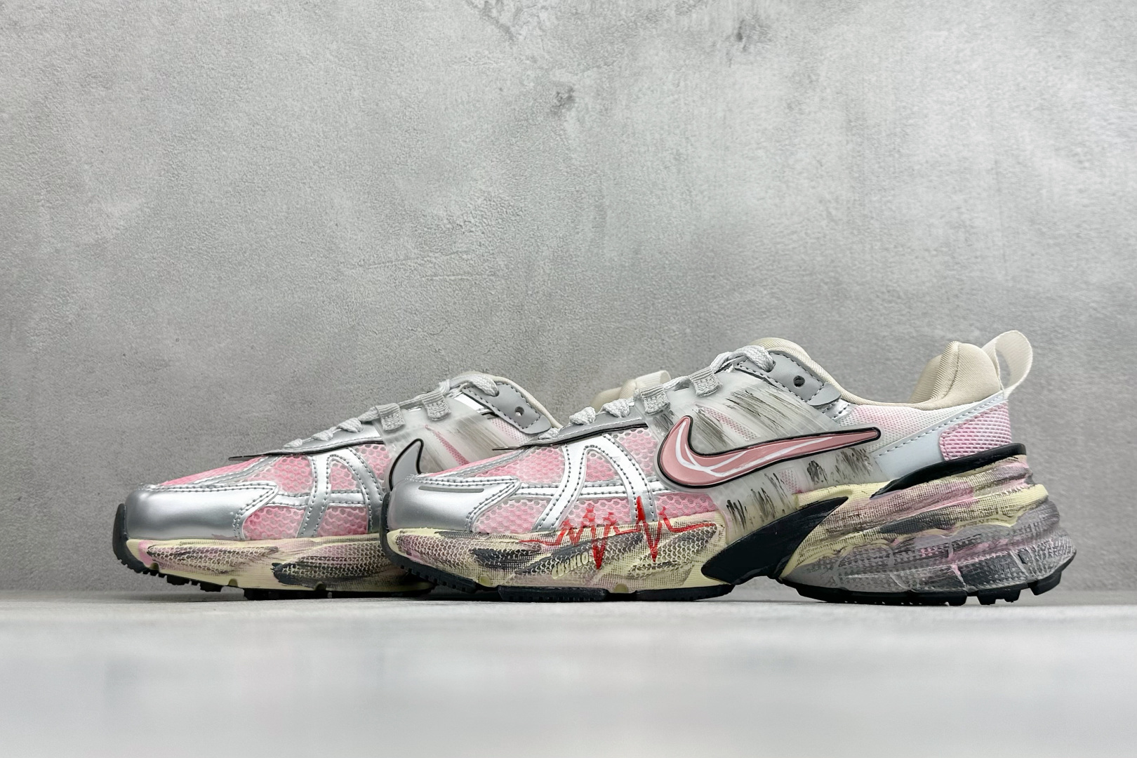 Nike V2 RNR 复古做旧 解构绑带 舒适百搭防滑耐磨 低帮跑步鞋 舒适有型适合日常穿着 该鞋款延续千禧年经典设计 Nike V2 RNR 复古做旧 解构绑带 舒适百搭防滑耐磨 低帮跑步鞋 舒适有型适合日常穿着 该鞋款延续千禧年经典设计
