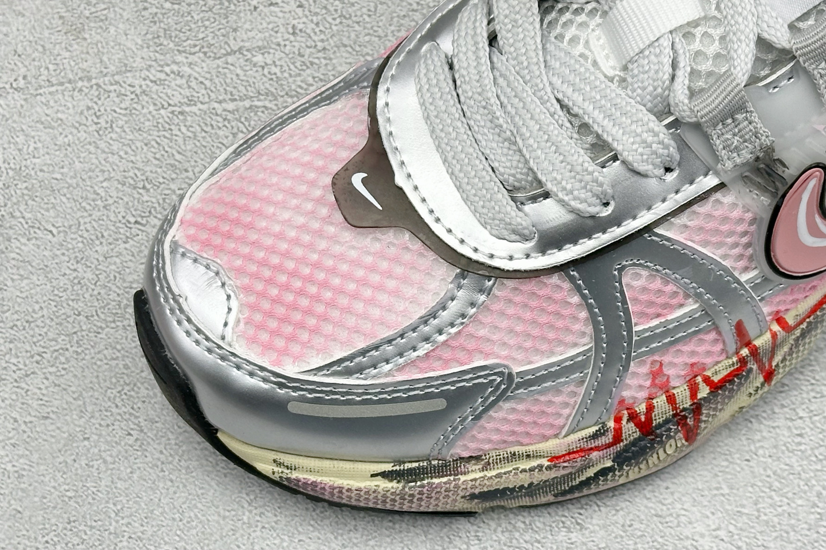 Nike V2 RNR 复古做旧 解构绑带 舒适百搭防滑耐磨 低帮跑步鞋 舒适有型适合日常穿着 该鞋款延续千禧年经典设计 Nike V2 RNR 复古做旧 解构绑带 舒适百搭防滑耐磨 低帮跑步鞋 舒适有型适合日常穿着 该鞋款延续千禧年经典设计