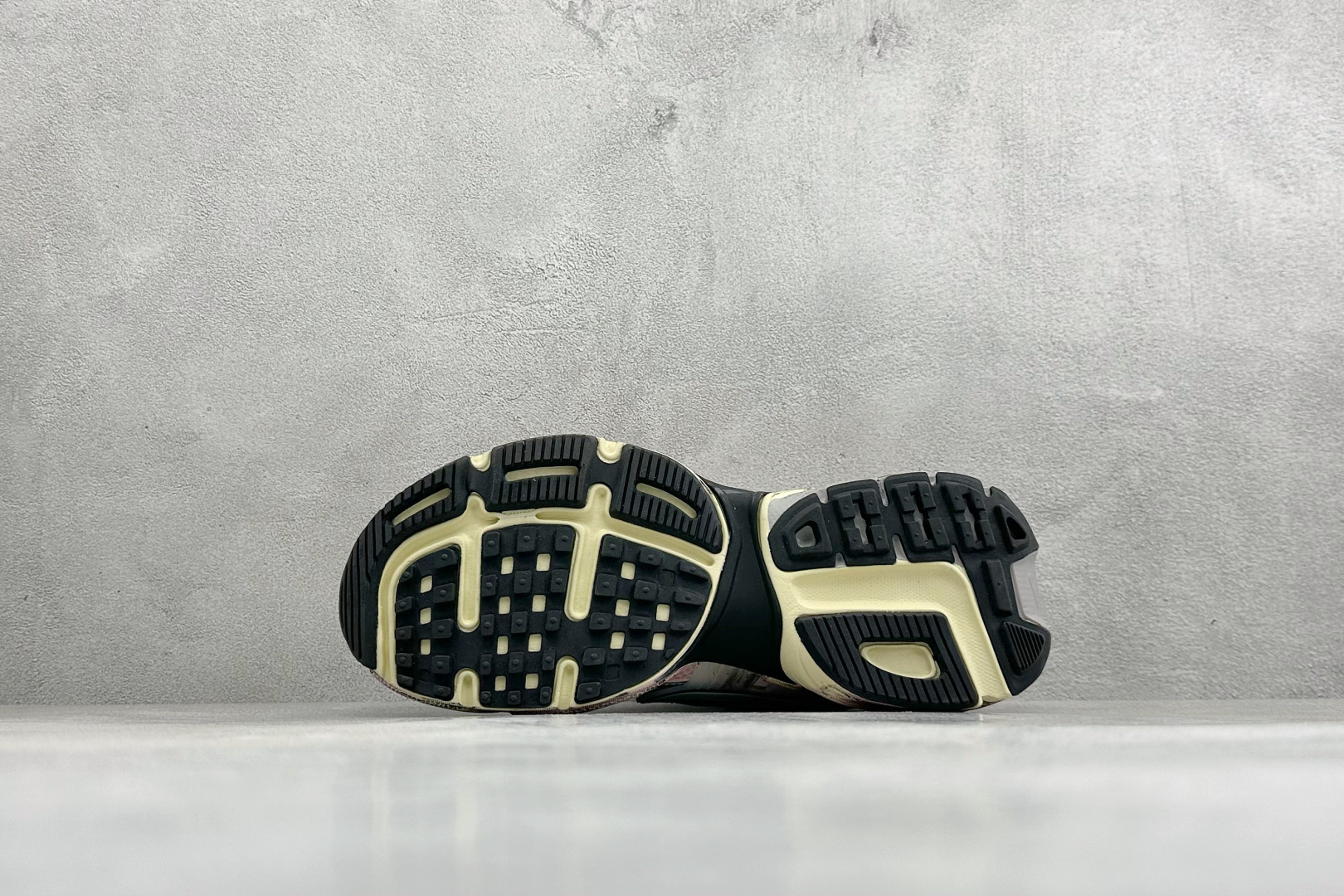 Nike V2 RNR 复古做旧 解构绑带 舒适百搭防滑耐磨 低帮跑步鞋 舒适有型适合日常穿着 该鞋款延续千禧年经典设计 Nike V2 RNR 复古做旧 解构绑带 舒适百搭防滑耐磨 低帮跑步鞋 舒适有型适合日常穿着 该鞋款延续千禧年经典设计