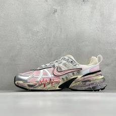 Nike V2 RNR 复古做旧 解构绑带 舒适百搭防滑耐磨 低帮跑步鞋 舒适有型适合日常穿着 该鞋款延续千禧年经典设计 Nike V2 RNR 复古做旧 解构绑带 舒适百搭防滑耐磨 低帮跑步鞋 舒适有型适合日常穿着 该鞋款延续千禧年经典设计