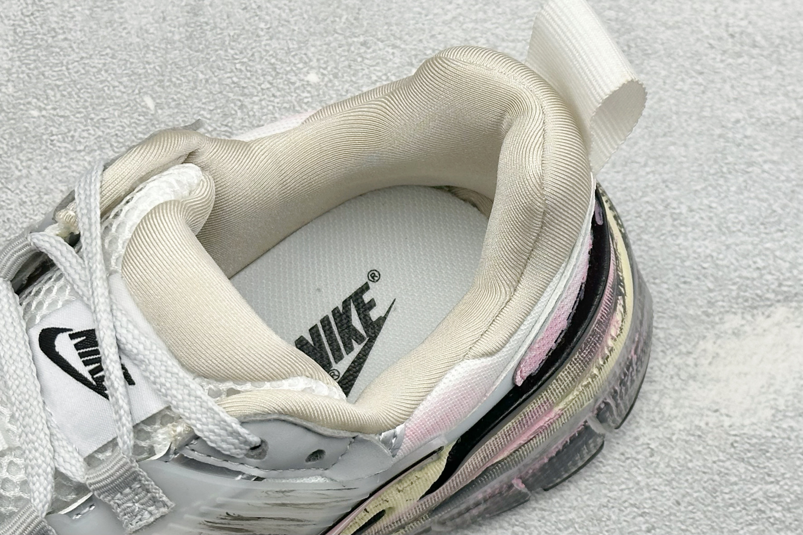 Nike V2 RNR 复古做旧 解构绑带 舒适百搭防滑耐磨 低帮跑步鞋 舒适有型适合日常穿着 该鞋款延续千禧年经典设计 Nike V2 RNR 复古做旧 解构绑带 舒适百搭防滑耐磨 低帮跑步鞋 舒适有型适合日常穿着 该鞋款延续千禧年经典设计