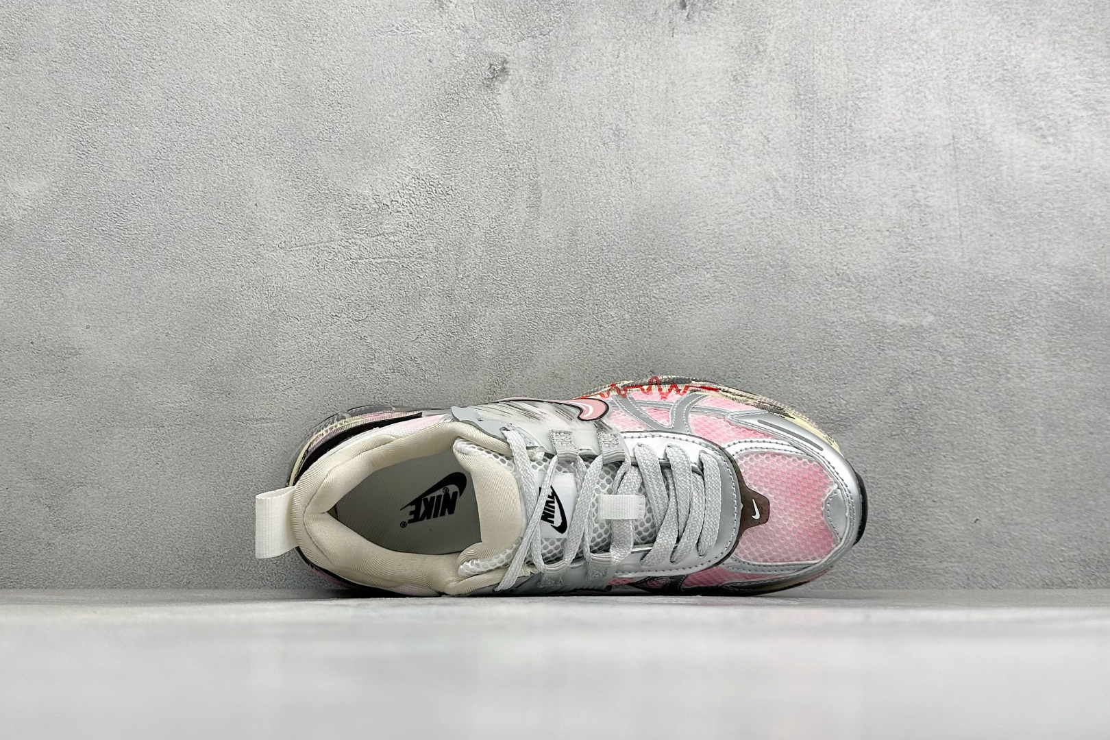 Nike V2 RNR 复古做旧 解构绑带 舒适百搭防滑耐磨 低帮跑步鞋 舒适有型适合日常穿着 该鞋款延续千禧年经典设计 Nike V2 RNR 复古做旧 解构绑带 舒适百搭防滑耐磨 低帮跑步鞋 舒适有型适合日常穿着 该鞋款延续千禧年经典设计