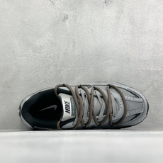 NIKE INITIATOR创始者系列 复古休闲运动舒适跑鞋 采用透气网眼鞋面和支撑覆盖层,自然运动设计的Phlyon中 NIKE INITIATOR创始者系列 复古休闲运动舒适跑鞋 采用透气网眼鞋面和支撑覆盖层,自然运动设计的Phlyon中