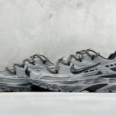 NIKE INITIATOR创始者系列 复古休闲运动舒适跑鞋 采用透气网眼鞋面和支撑覆盖层,自然运动设计的Phlyon中 NIKE INITIATOR创始者系列 复古休闲运动舒适跑鞋 采用透气网眼鞋面和支撑覆盖层,自然运动设计的Phlyon中