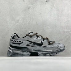 NIKE INITIATOR创始者系列 复古休闲运动舒适跑鞋 采用透气网眼鞋面和支撑覆盖层,自然运动设计的Phlyon中 NIKE INITIATOR创始者系列 复古休闲运动舒适跑鞋 采用透气网眼鞋面和支撑覆盖层,自然运动设计的Phlyon中