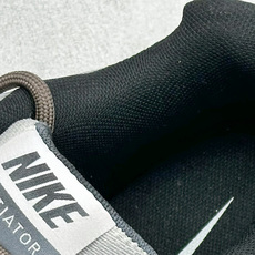 NIKE INITIATOR创始者系列 复古休闲运动舒适跑鞋 采用透气网眼鞋面和支撑覆盖层,自然运动设计的Phlyon中 NIKE INITIATOR创始者系列 复古休闲运动舒适跑鞋 采用透气网眼鞋面和支撑覆盖层,自然运动设计的Phlyon中