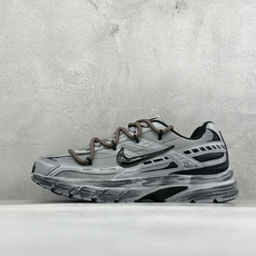 NIKE INITIATOR创始者系列 复古休闲运动舒适跑鞋 采用透气网眼鞋面和支撑覆盖层,自然运动设计的Phlyon中 NIKE INITIATOR创始者系列 复古休闲运动舒适跑鞋 采用透气网眼鞋面和支撑覆盖层,自然运动设计的Phlyon中