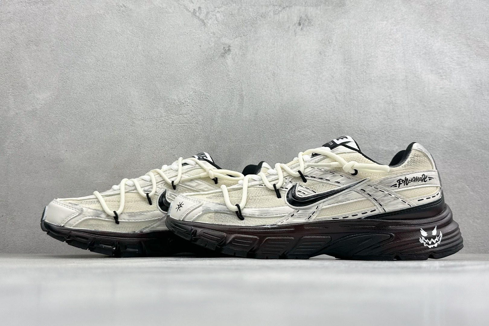 NIKE INITIATOR创始者系列 复古休闲运动舒适跑鞋 采用透气网眼鞋面和支撑覆盖层,自然运动设计的Phlyon中 NIKE INITIATOR创始者系列 复古休闲运动舒适跑鞋 采用透气网眼鞋面和支撑覆盖层,自然运动设计的Phlyon中