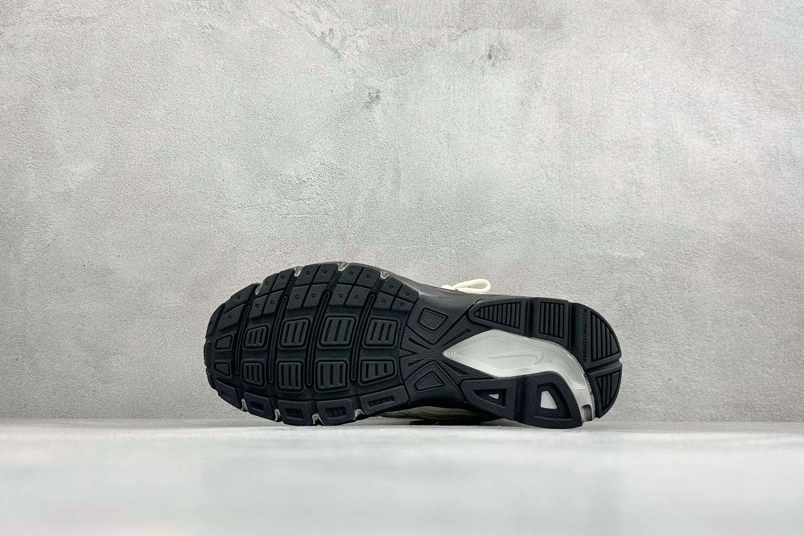 NIKE INITIATOR创始者系列 复古休闲运动舒适跑鞋 采用透气网眼鞋面和支撑覆盖层,自然运动设计的Phlyon中 NIKE INITIATOR创始者系列 复古休闲运动舒适跑鞋 采用透气网眼鞋面和支撑覆盖层,自然运动设计的Phlyon中