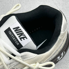 NIKE INITIATOR创始者系列 复古休闲运动舒适跑鞋 采用透气网眼鞋面和支撑覆盖层,自然运动设计的Phlyon中 NIKE INITIATOR创始者系列 复古休闲运动舒适跑鞋 采用透气网眼鞋面和支撑覆盖层,自然运动设计的Phlyon中