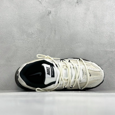 NIKE INITIATOR创始者系列 复古休闲运动舒适跑鞋 采用透气网眼鞋面和支撑覆盖层,自然运动设计的Phlyon中 NIKE INITIATOR创始者系列 复古休闲运动舒适跑鞋 采用透气网眼鞋面和支撑覆盖层,自然运动设计的Phlyon中