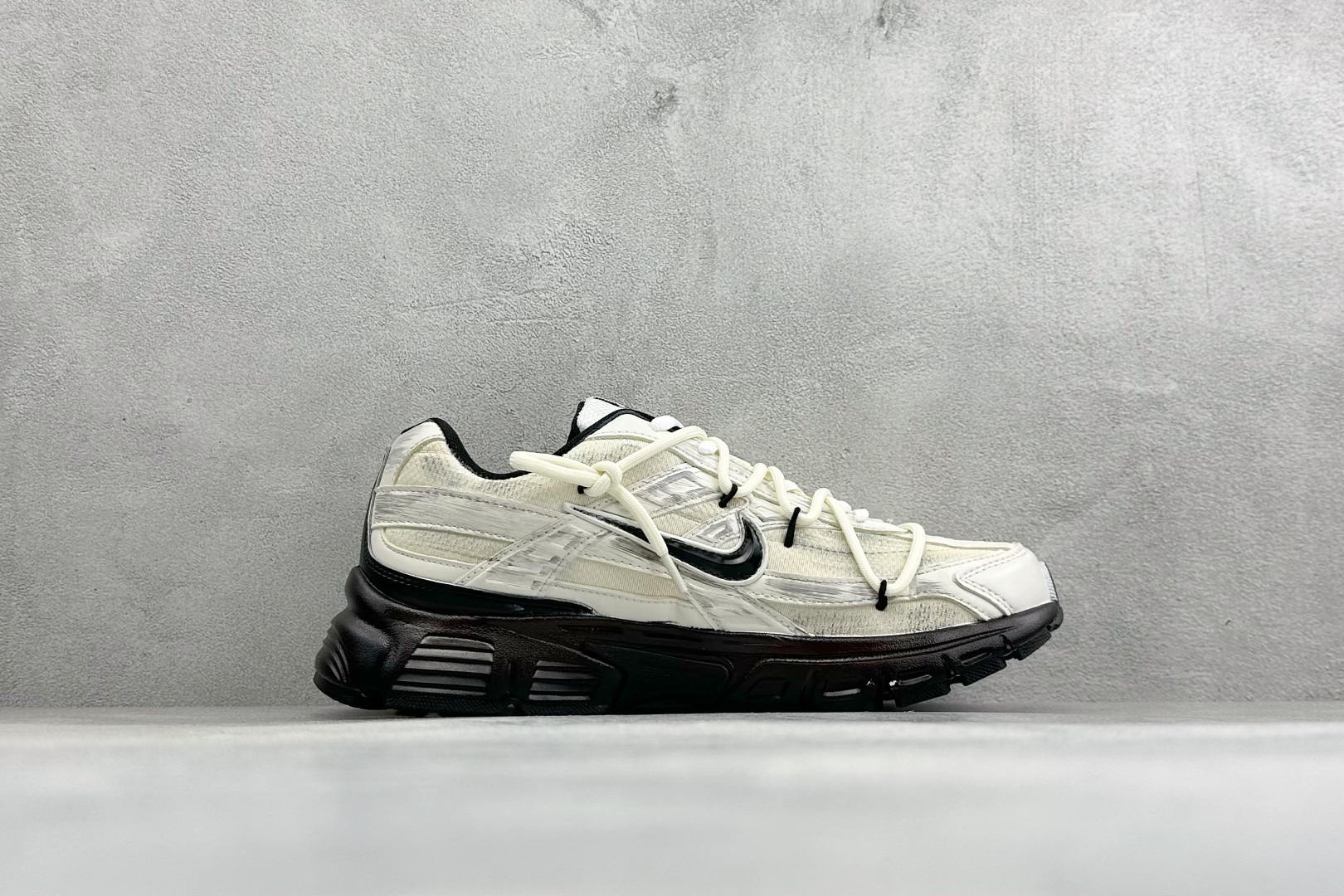 NIKE INITIATOR创始者系列 复古休闲运动舒适跑鞋 采用透气网眼鞋面和支撑覆盖层,自然运动设计的Phlyon中 NIKE INITIATOR创始者系列 复古休闲运动舒适跑鞋 采用透气网眼鞋面和支撑覆盖层,自然运动设计的Phlyon中