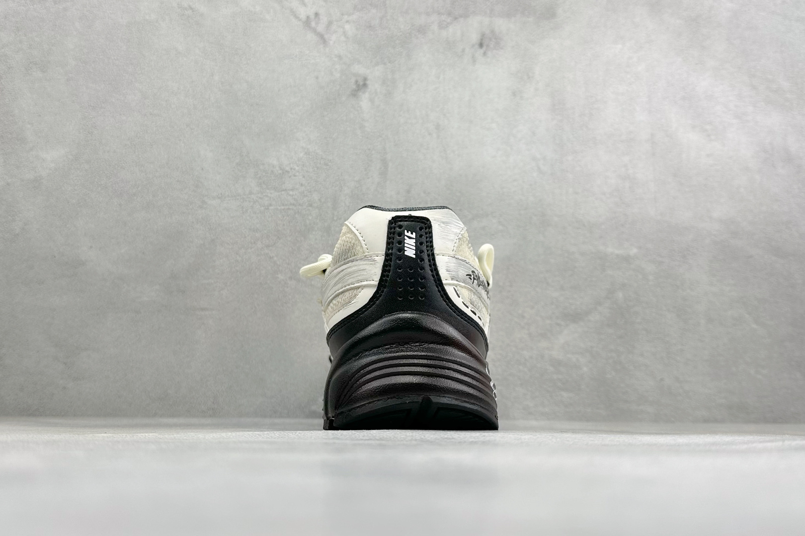 NIKE INITIATOR创始者系列 复古休闲运动舒适跑鞋 采用透气网眼鞋面和支撑覆盖层,自然运动设计的Phlyon中 NIKE INITIATOR创始者系列 复古休闲运动舒适跑鞋 采用透气网眼鞋面和支撑覆盖层,自然运动设计的Phlyon中