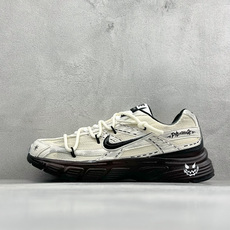 NIKE INITIATOR创始者系列 复古休闲运动舒适跑鞋 采用透气网眼鞋面和支撑覆盖层,自然运动设计的Phlyon中 NIKE INITIATOR创始者系列 复古休闲运动舒适跑鞋 采用透气网眼鞋面和支撑覆盖层,自然运动设计的Phlyon中