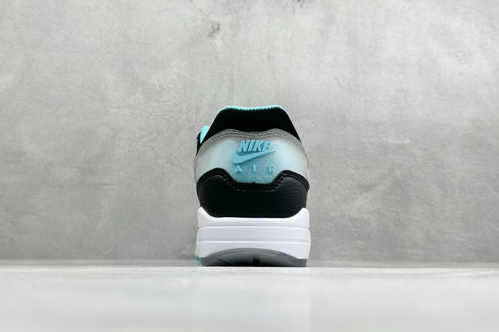 Nike Air Max 1 耐克半掌气垫复古跑步鞋 货号:FZ3590-268 尺码:36 36.5 37.5 38 Nike Air Max 1 耐克半掌气垫复古跑步鞋 货号:FZ3590-268 尺码:36 36.5 37.5 38
