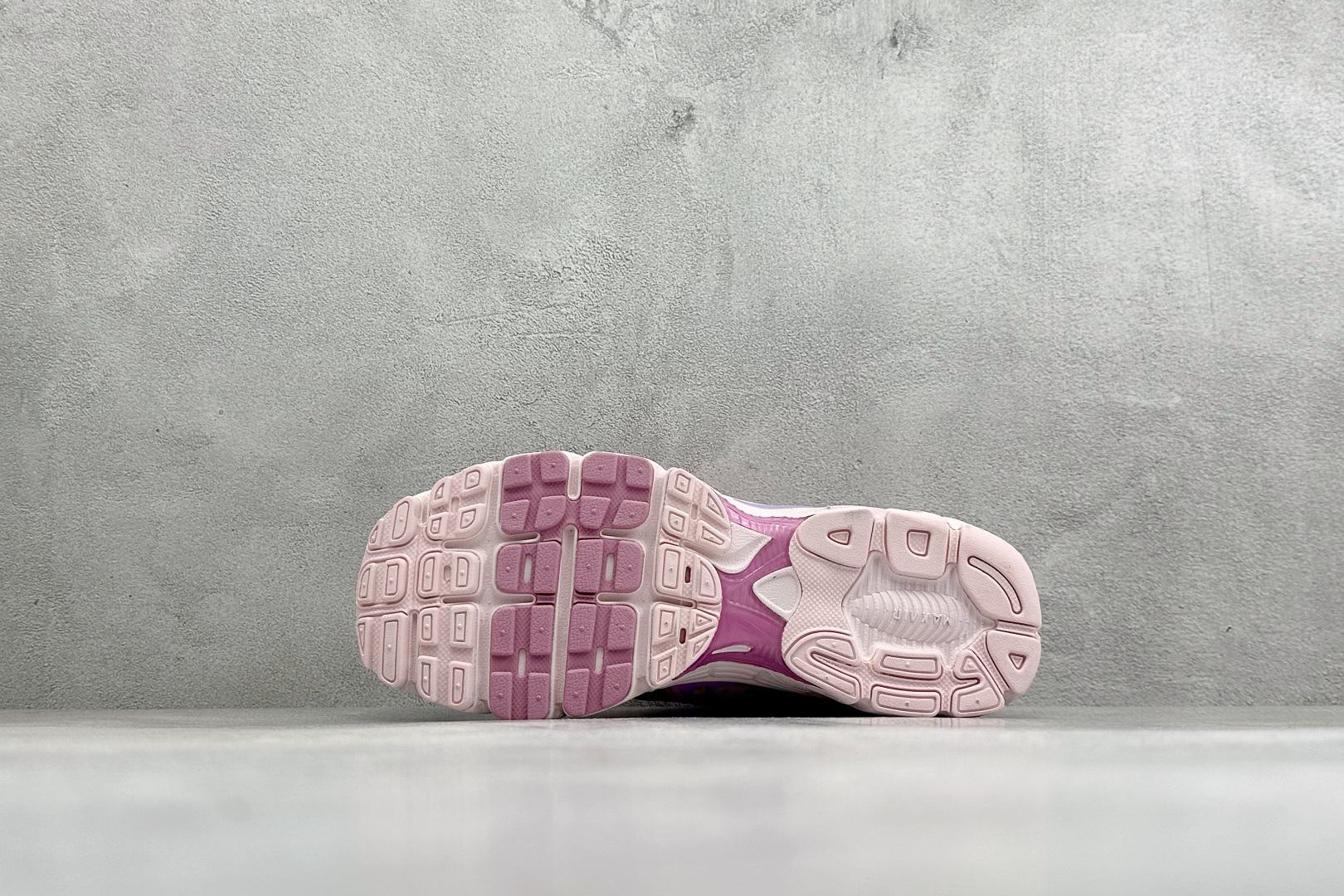 XL版Nike Air Max Moto 2K 耐克新款复古气垫跑步鞋 货号:IO4862-100 尺码:36 36.5 XL版Nike Air Max Moto 2K 耐克新款复古气垫跑步鞋 货号:IO4862-100 尺码:36 36.5
