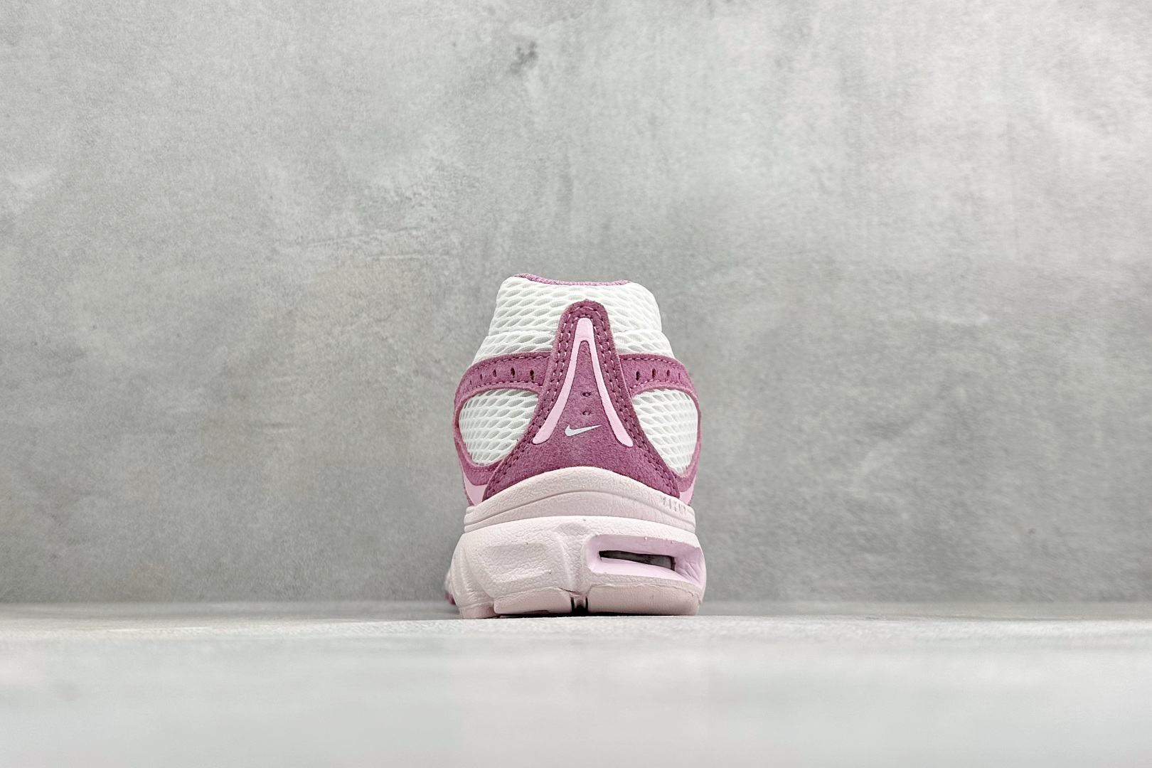 XL版Nike Air Max Moto 2K 耐克新款复古气垫跑步鞋 货号:IO4862-100 尺码:36 36.5 XL版Nike Air Max Moto 2K 耐克新款复古气垫跑步鞋 货号:IO4862-100 尺码:36 36.5