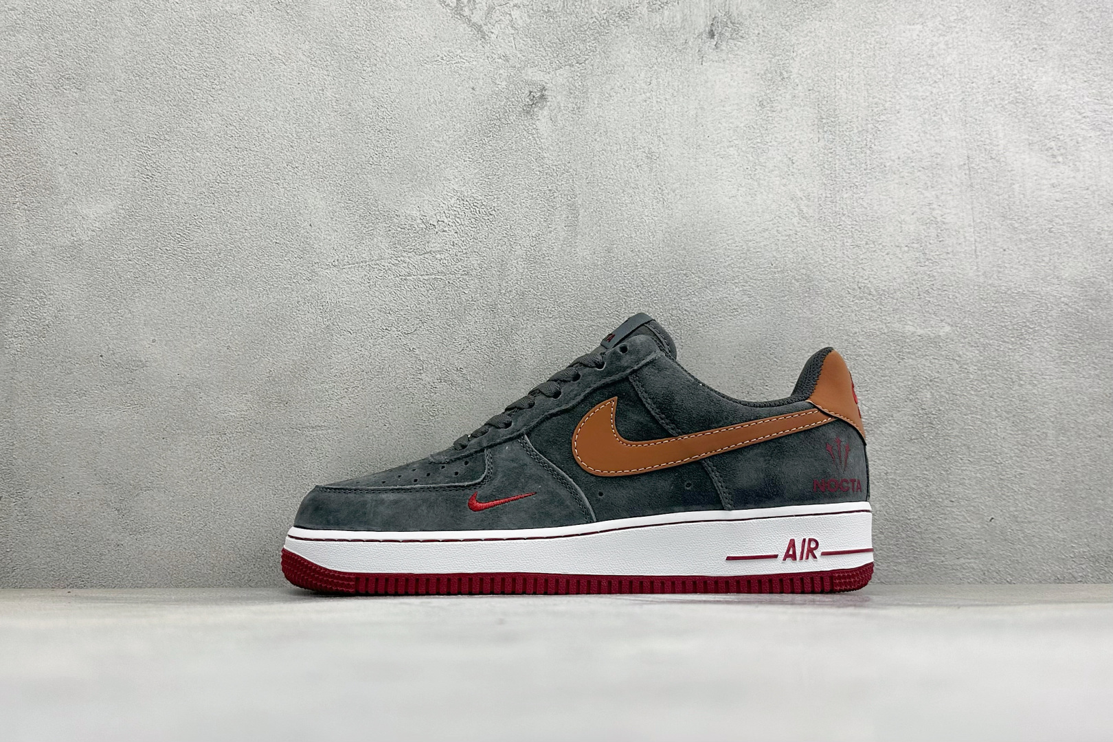 Nike Air Force 1 空军一号 NOCTA 联名 深灰色翻毛皮(麂皮)材质,质感偏复古做旧,标志性三叉星 l Nike Air Force 1 空军一号 NOCTA 联名 深灰色翻毛皮(麂皮)材质,质感偏复古做旧,标志性三叉星 l