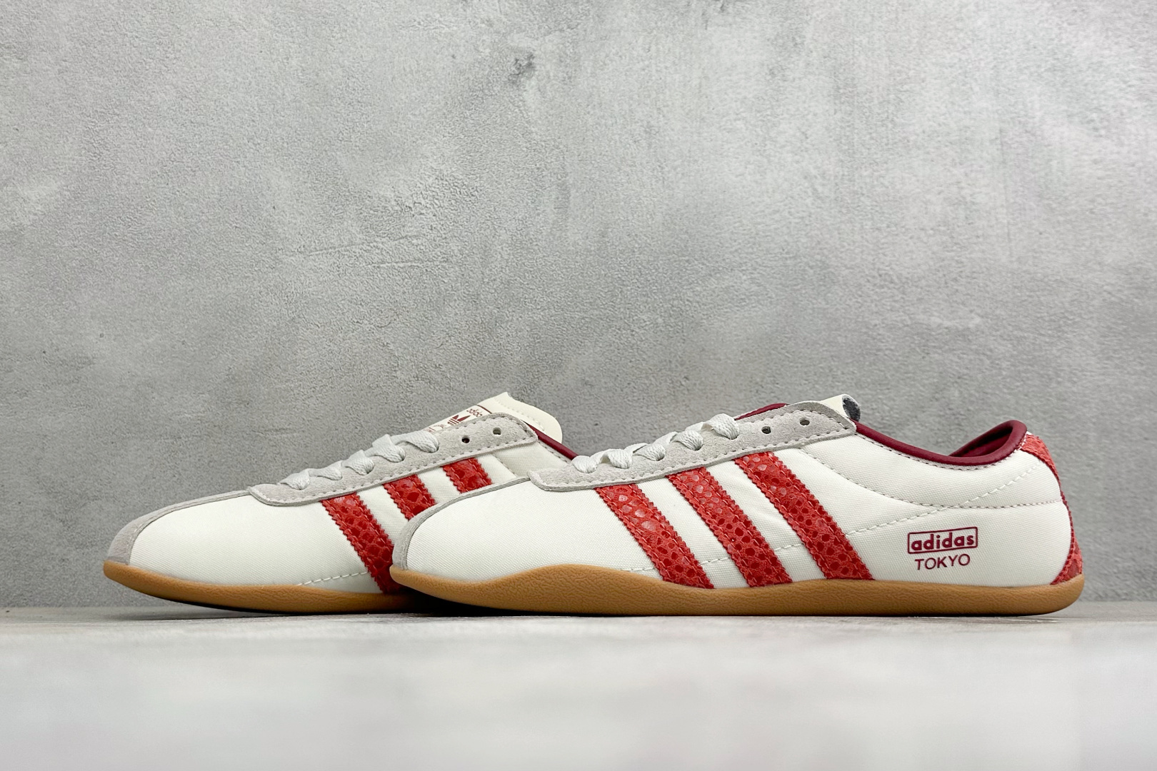 Adidas Tokyo W 东京限定系列 复古百搭薄底德训运动T头鞋 采用复合牛津布组合翻毛皮饰片鞋面材质 外置RB橡