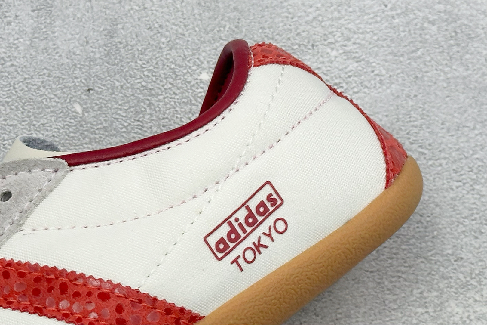 Adidas Tokyo W 东京限定系列 复古百搭薄底德训运动T头鞋 采用复合牛津布组合翻毛皮饰片鞋面材质 外置RB橡