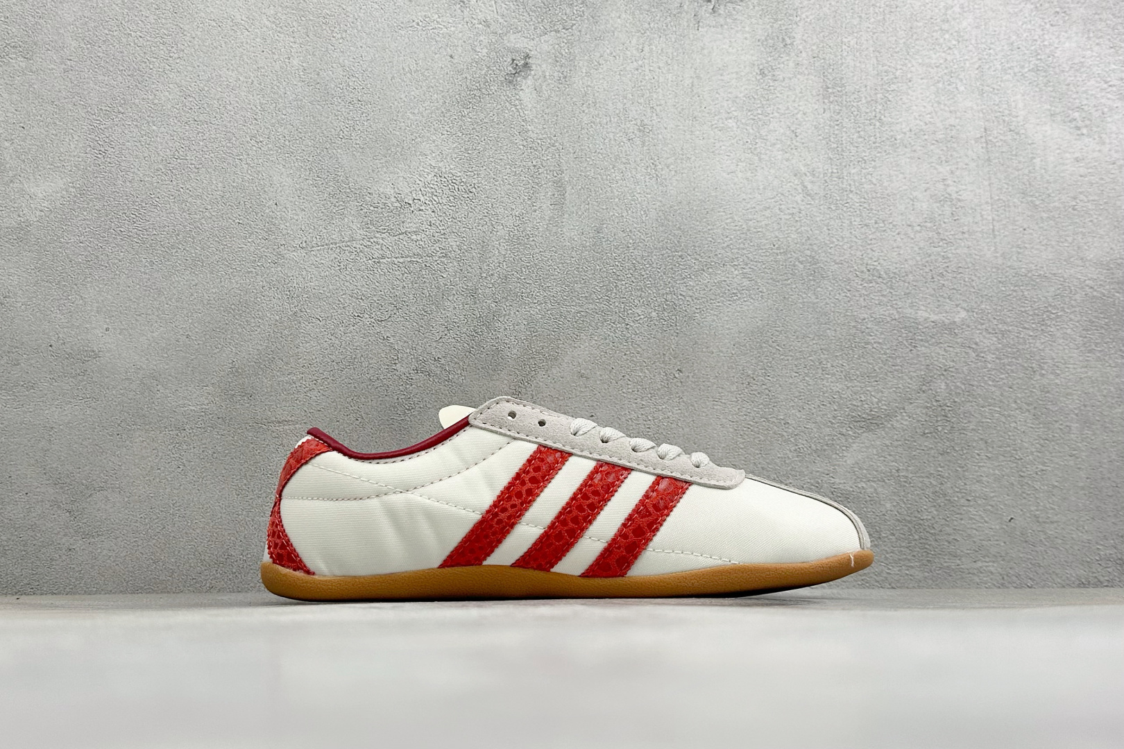 Adidas Tokyo W 东京限定系列 复古百搭薄底德训运动T头鞋 采用复合牛津布组合翻毛皮饰片鞋面材质 外置RB橡