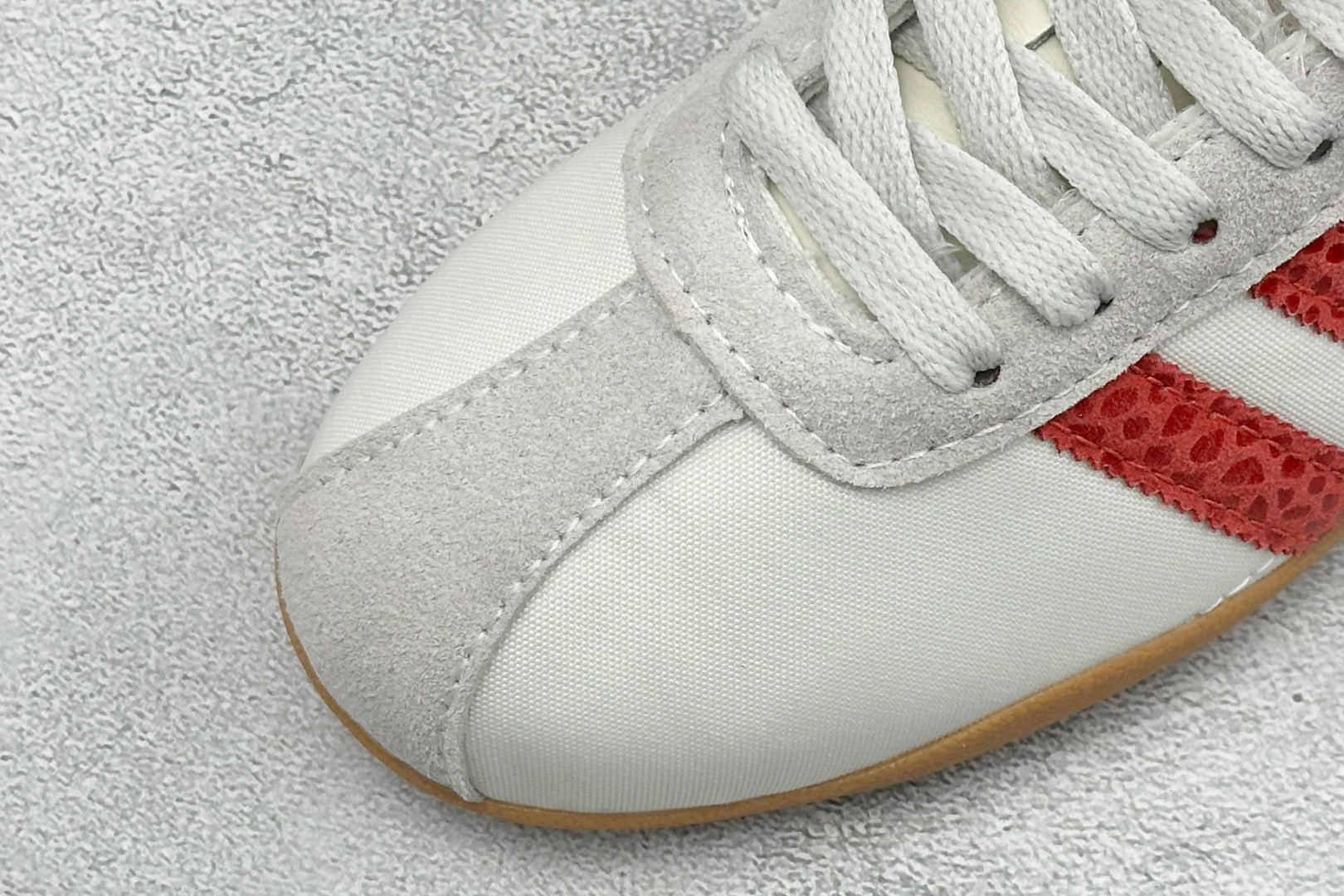 Adidas Tokyo W 东京限定系列 复古百搭薄底德训运动T头鞋 采用复合牛津布组合翻毛皮饰片鞋面材质 外置RB橡