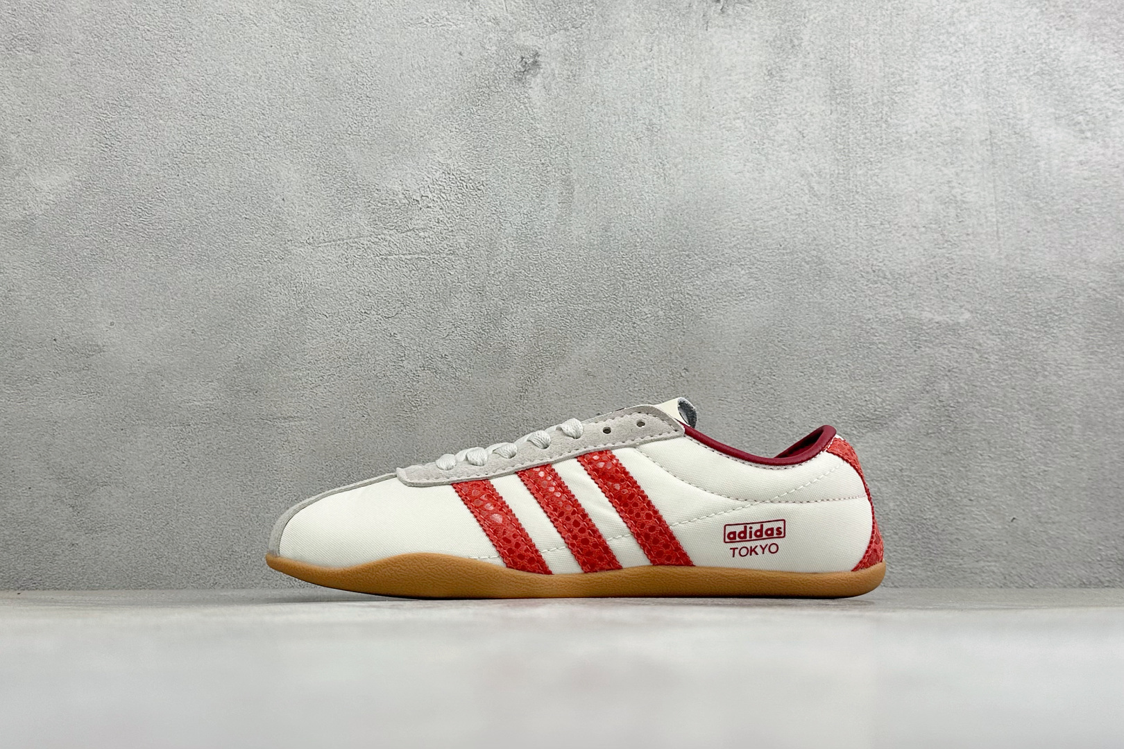 Adidas Tokyo W 东京限定系列 复古百搭薄底德训运动T头鞋 采用复合牛津布组合翻毛皮饰片鞋面材质 外置RB橡 Adidas Tokyo W 东京限定系列 复古百搭薄底德训运动T头鞋 采用复合牛津布组合翻毛皮饰片鞋面材质 外置RB橡
