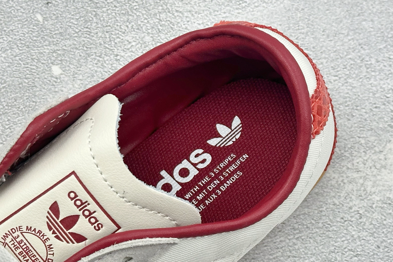Adidas Tokyo W 东京限定系列 复古百搭薄底德训运动T头鞋 采用复合牛津布组合翻毛皮饰片鞋面材质 外置RB橡