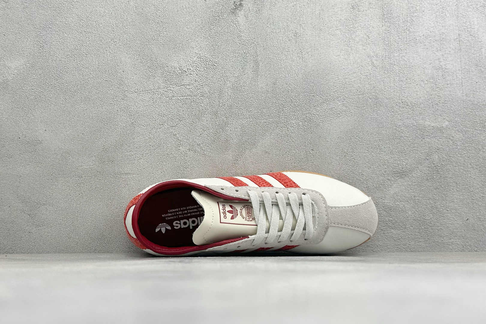 Adidas Tokyo W 东京限定系列 复古百搭薄底德训运动T头鞋 采用复合牛津布组合翻毛皮饰片鞋面材质 外置RB橡