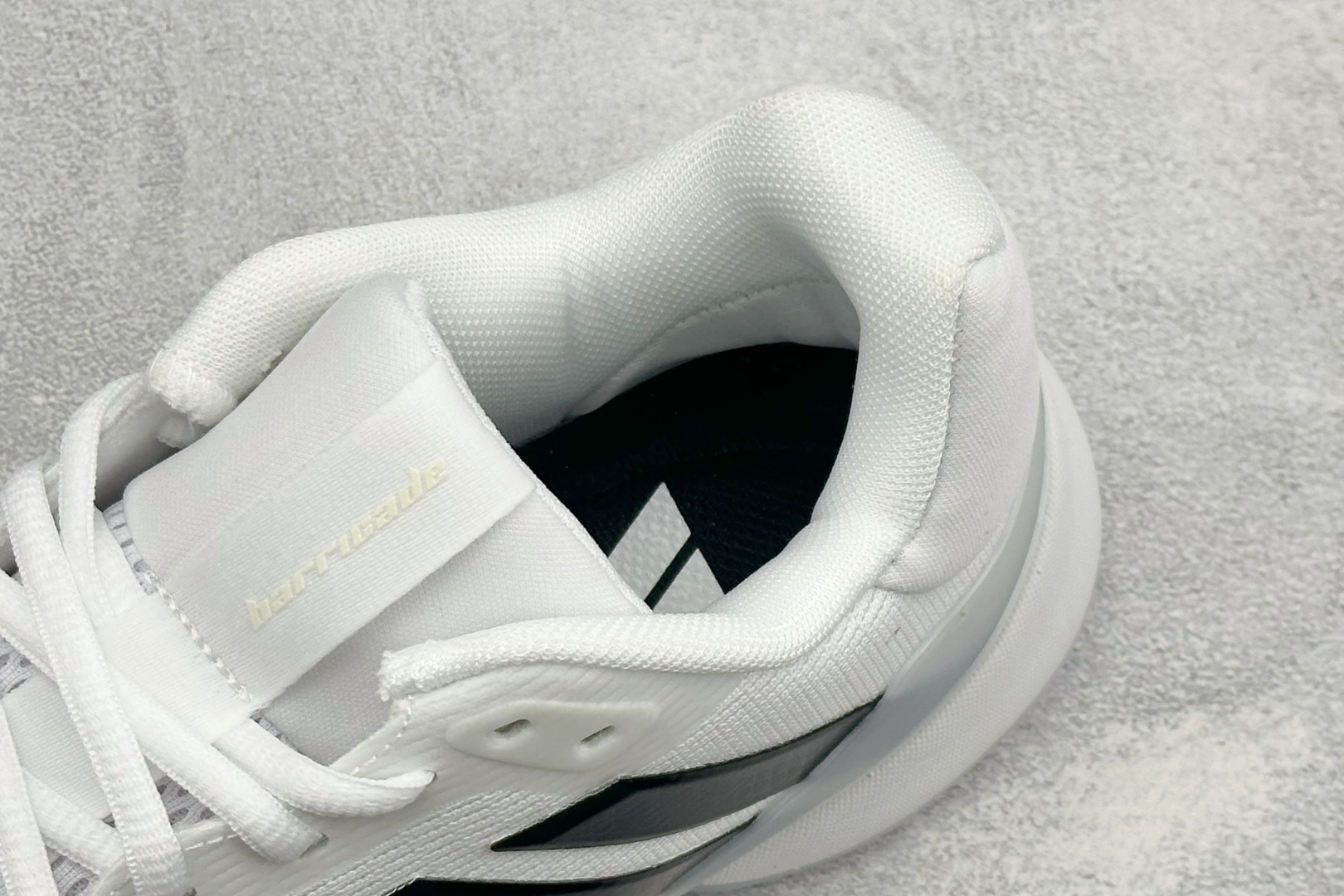 Adidas BARRICADE 14 M 舒适贴合 低帮 网球鞋 白黑 网面 + 黑色三道杠 + 侧面大体积支撑 TP