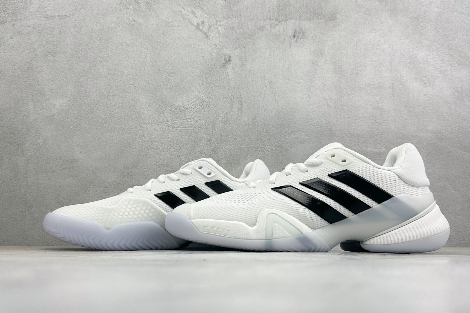 Adidas BARRICADE 14 M 舒适贴合 低帮 网球鞋 白黑 网面 + 黑色三道杠 + 侧面大体积支撑 TP