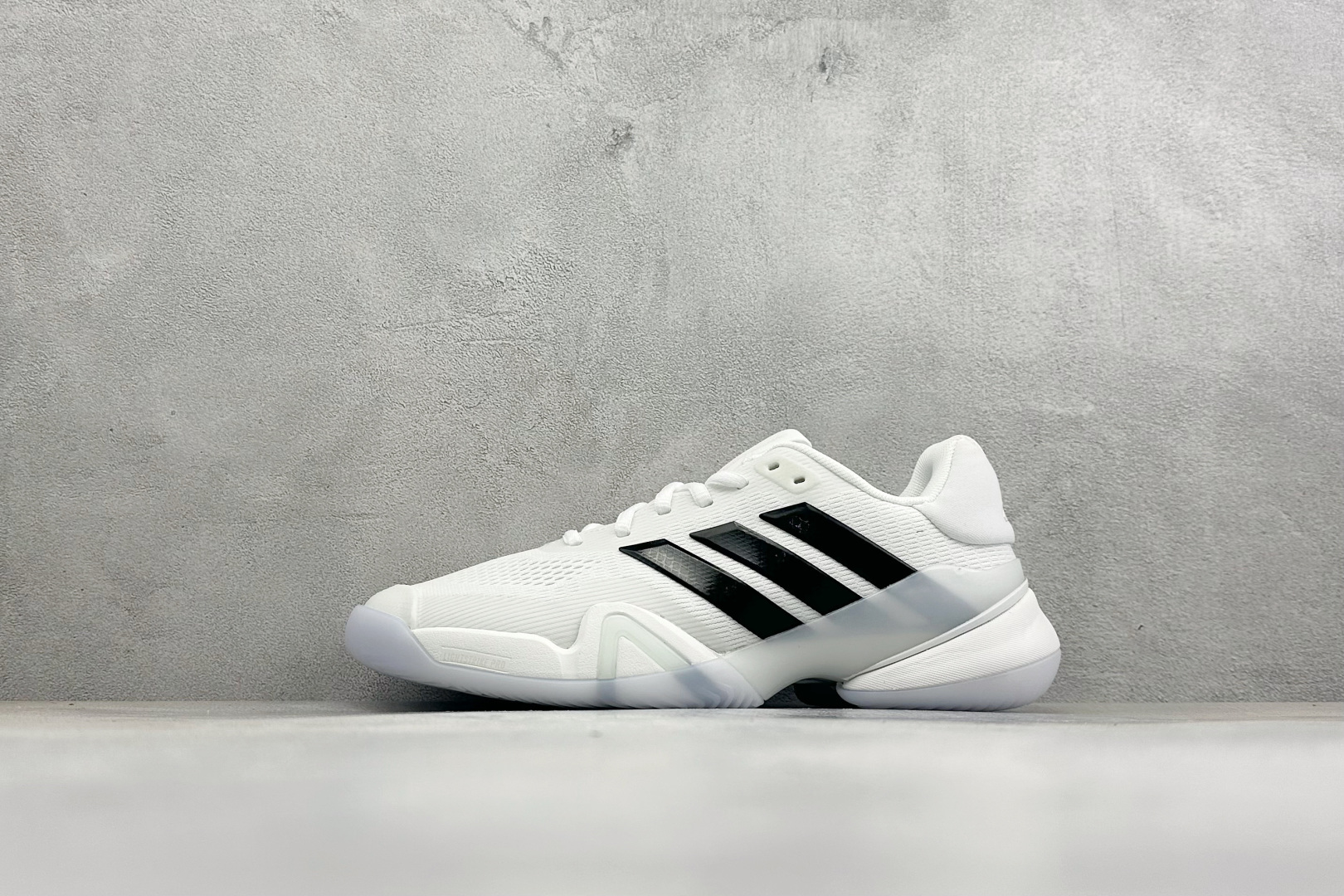 Adidas BARRICADE 14 M 舒适贴合 低帮 网球鞋 白黑 网面 + 黑色三道杠 + 侧面大体积支撑 TP Adidas BARRICADE 14 M 舒适贴合 低帮 网球鞋 白黑 网面 + 黑色三道杠 + 侧面大体积支撑 TP