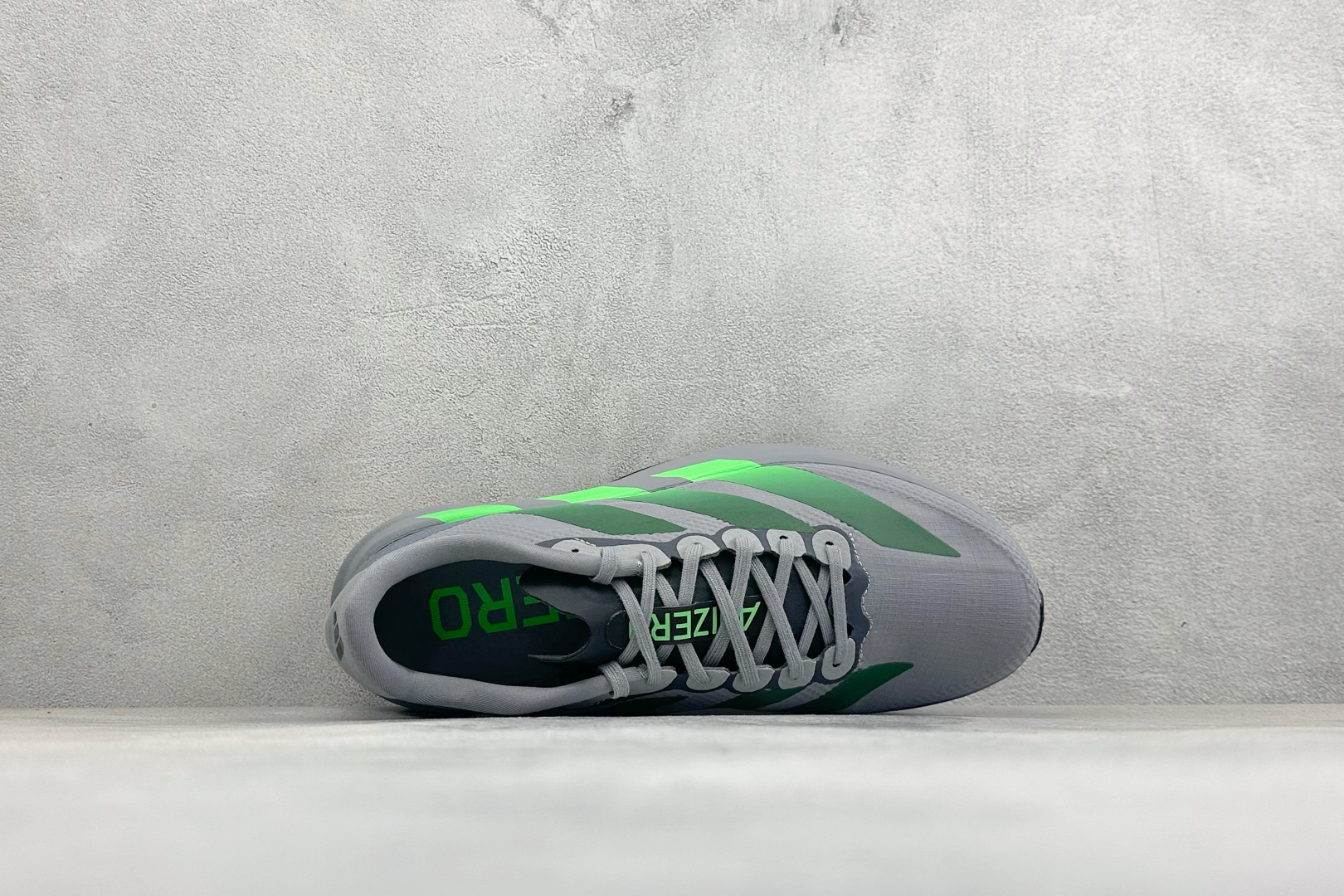 RS版Adidas Adizero Evo SL 阿迪超轻透气缓震跑鞋 整体外观造型与adiZero Adios Pro