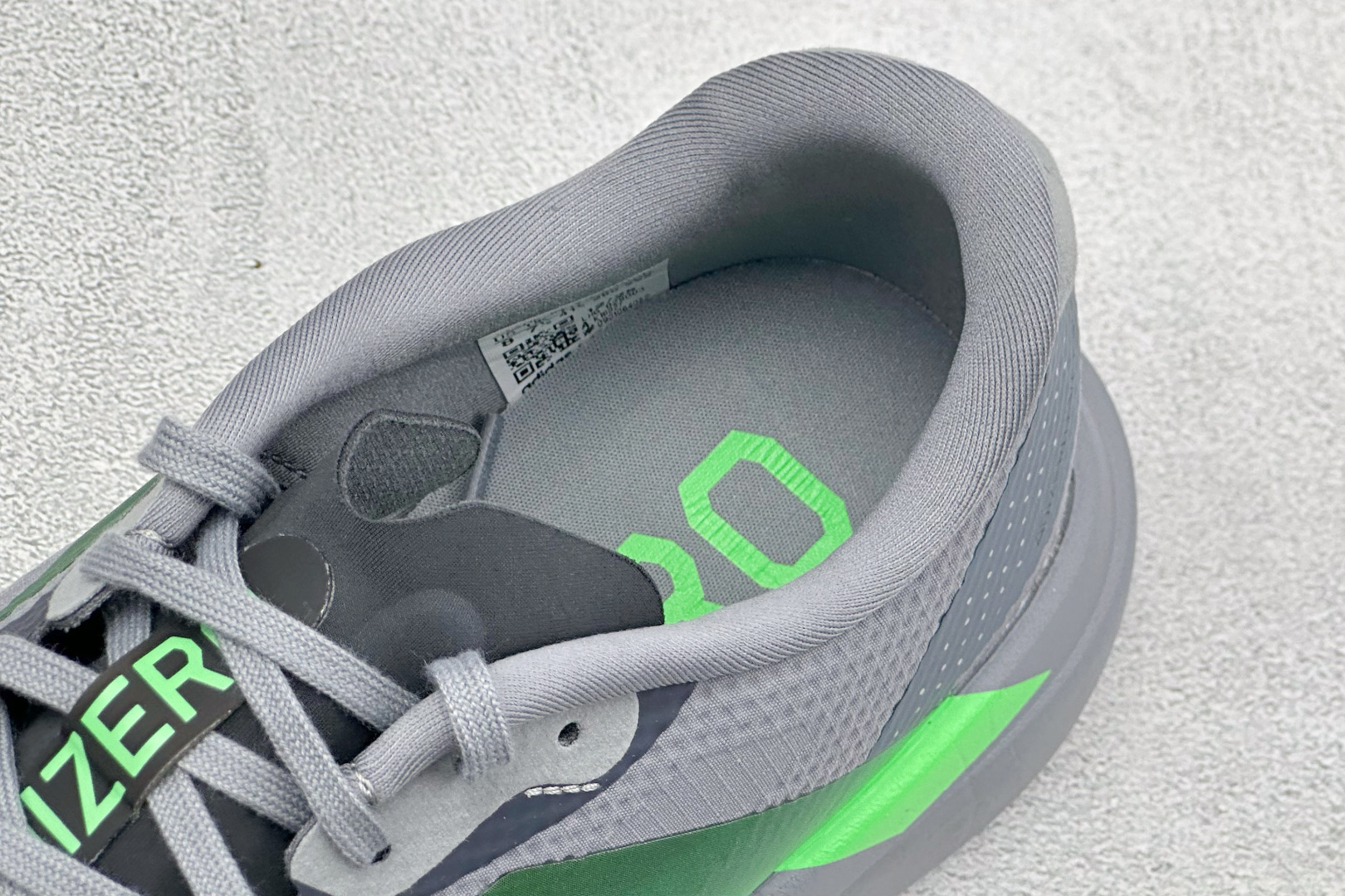 RS版Adidas Adizero Evo SL 阿迪超轻透气缓震跑鞋 整体外观造型与adiZero Adios Pro