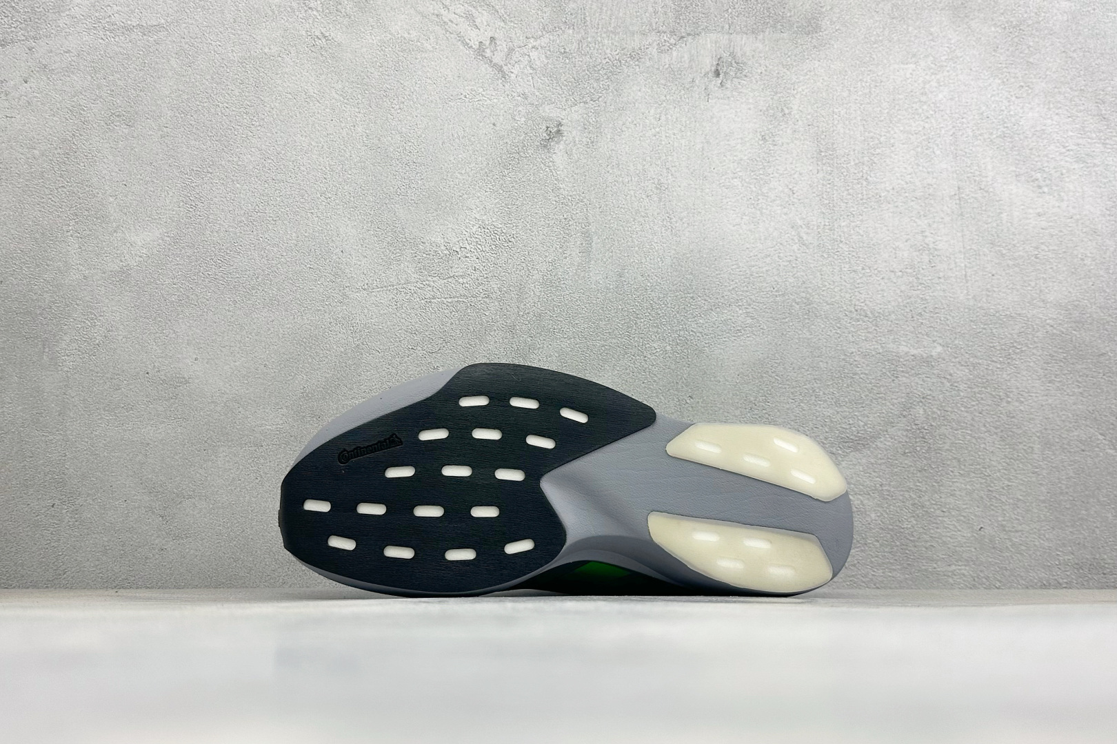 RS版Adidas Adizero Evo SL 阿迪超轻透气缓震跑鞋 整体外观造型与adiZero Adios Pro